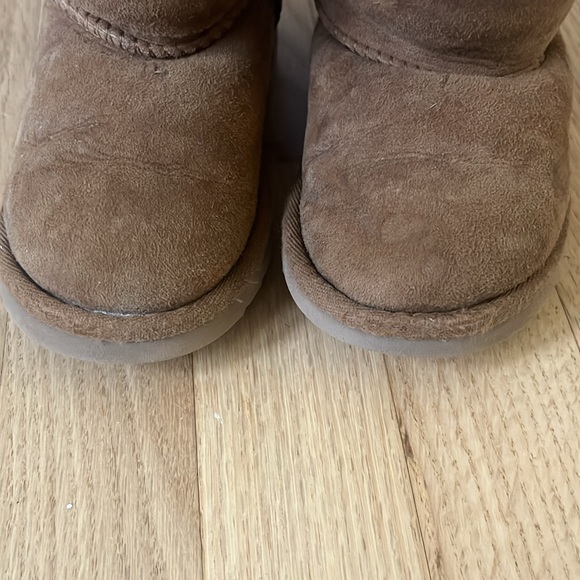 Toddle Uggs and pink bows - Picture 7 of 7